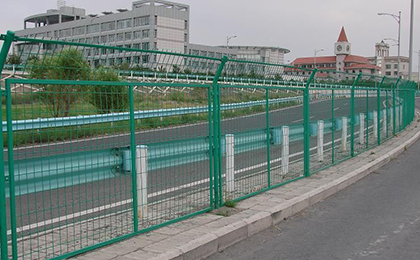 公路護(hù)欄網(wǎng)